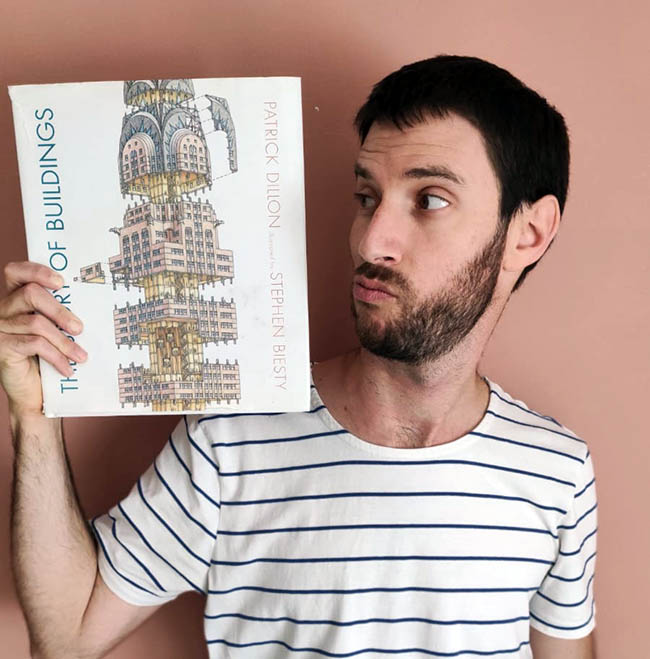 אני מחזיק את הספר The Story of Buildings